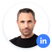 Homem com cabelo curto em foto de perfil circular, ícone do LinkedIn.